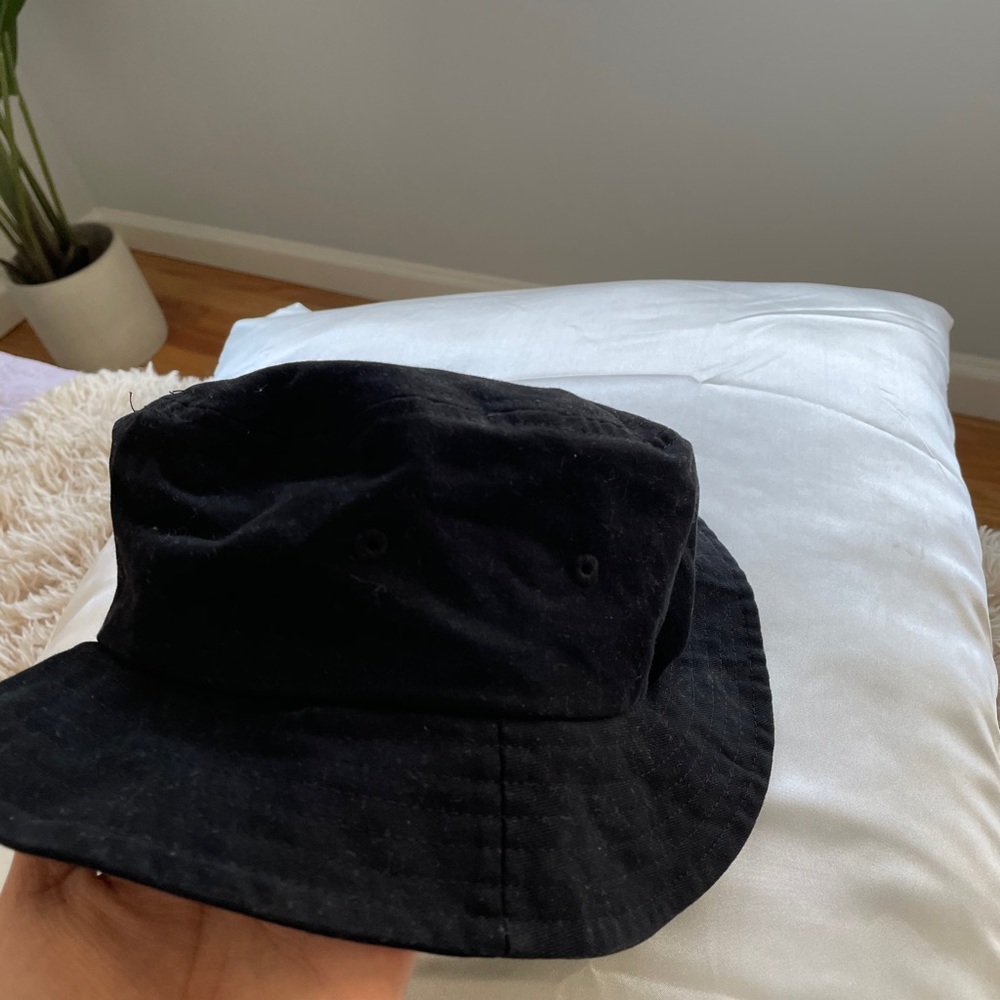 URBAN OUTFITTERS - bucket hat